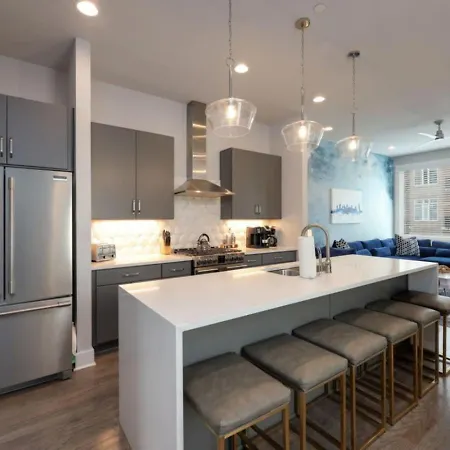 Sapphire Loft 4 Bedroom 4.5 Bath Rooftop Patio *