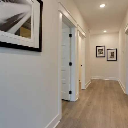 Premier Townhome East Minutes Downtown Holiday home
