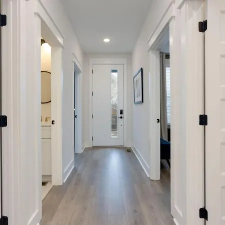 Premier Townhome East Minutes Downtown Holiday home