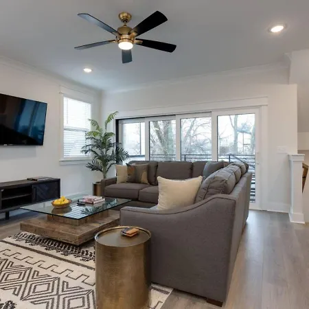 Premier Townhome East Minutes Downtown Holiday home
