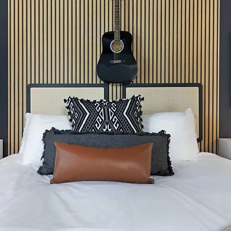 The Trillium - Beautifully Designed With Rooftop Holiday home