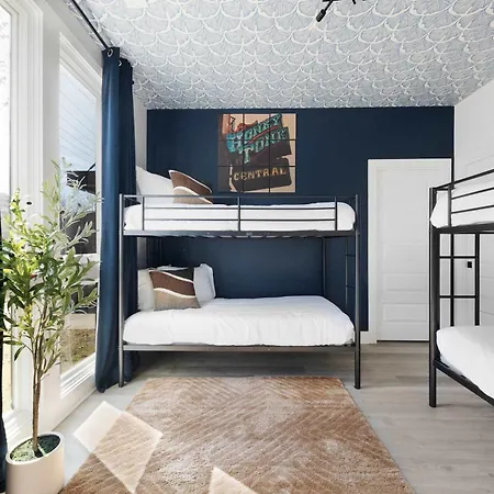 The Trillium - Beautifully Designed With Rooftop Holiday home *