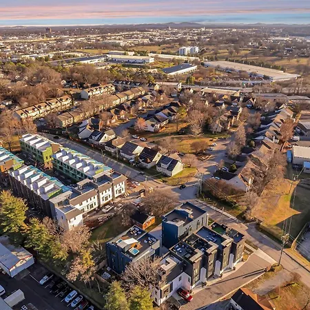 Rooftop Deck Hot Tub & Game In Holiday home
