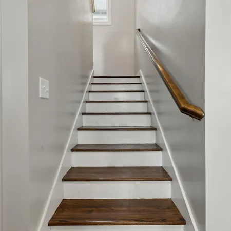 Cozy Retreat Mins To Broadway & East *