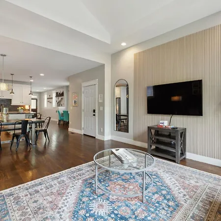 Cozy Retreat Mins To Broadway & East Apartment *