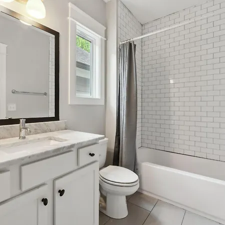 Cozy Retreat Mins To Broadway & East Apartment *