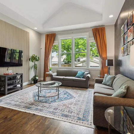 Cozy Retreat Mins To Broadway & East *