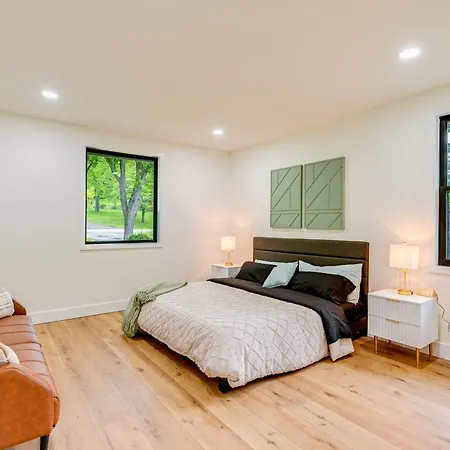 Spacious Deck Contemporary In Nashville! Holiday home Nashville