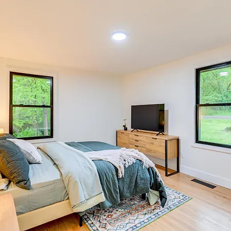 Spacious Deck Contemporary In Nashville! Holiday home