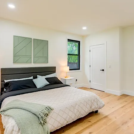 Spacious Deck Contemporary In Nashville! Holiday home Nashville