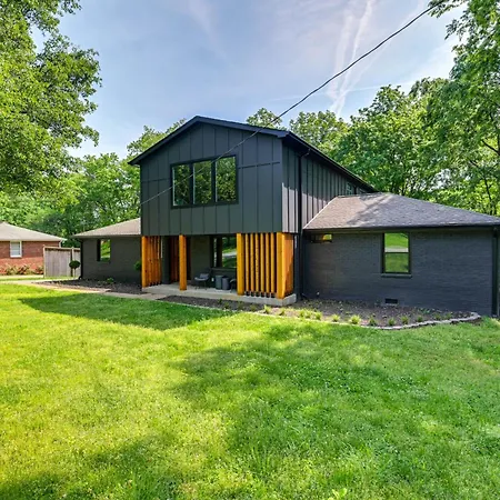 Spacious Deck Contemporary In Nashville!