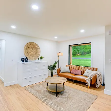 Holiday home Spacious Deck Contemporary In Nashville!