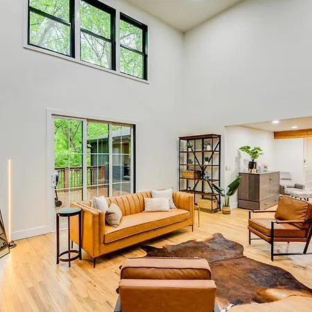 Spacious Deck Contemporary In Nashville! Nashville