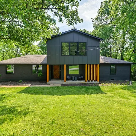 Spacious Deck Contemporary In Nashville! * Nashville