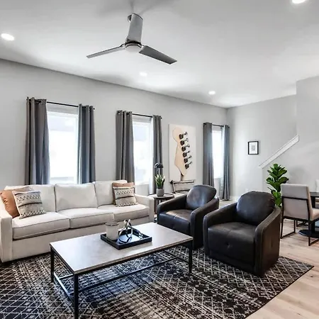 Side By Side Nash Homes - Relaxing Rooftop Patios Holiday home