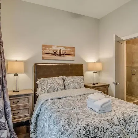 Two Homes - Accommodates 24 Guests Holiday home Nashville