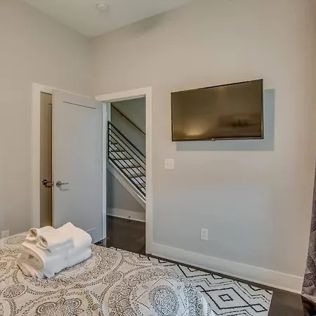 Two Homes - Accommodates 24 Guests * Nashville
