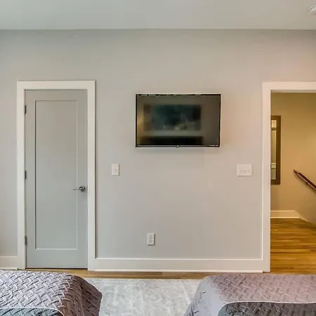 Two Homes - Accommodates 24 Guests * Nashville