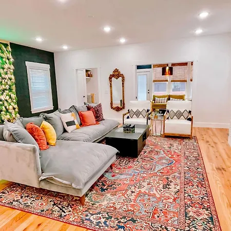 Glamorous 3 Bdr In East - Pet Friendly *