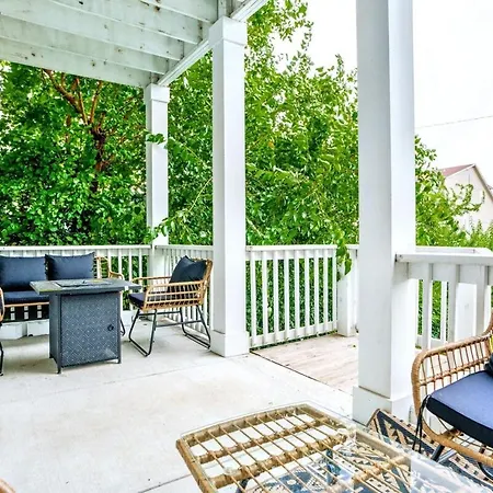 Holiday home Downtown Oasis Sleeps 12 And 1 And A Half Miles To Broadway *
