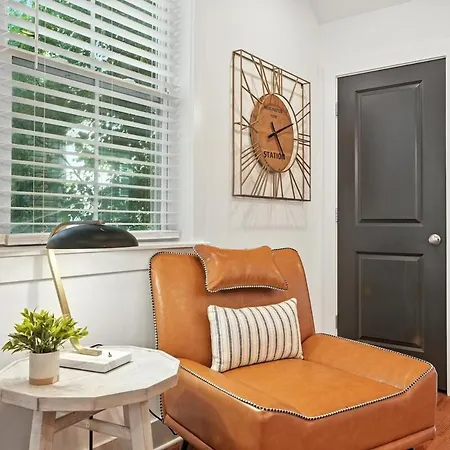 Downtown Oasis Sleeps 12 And 1 And A Half Miles To Broadway Holiday home Nashville