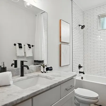 Downtown Oasis Sleeps 12 And 1 And A Half Miles To Broadway Holiday home Nashville