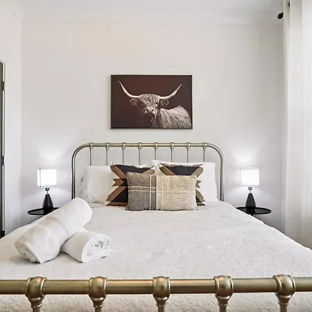 Downtown Oasis Sleeps 12 And 1 And A Half Miles To Broadway Holiday home Nashville