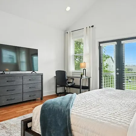 Downtown Oasis Sleeps 12 And 1 And A Half Miles To Broadway Holiday home