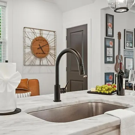 Holiday home Downtown Oasis Sleeps 12 And 1 And A Half Miles To Broadway