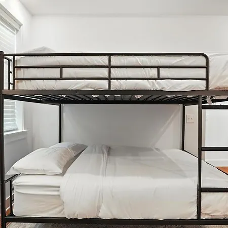 Downtown Oasis Sleeps 12 And 1 And A Half Miles To Broadway Holiday home