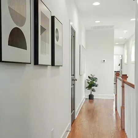 Downtown Oasis Sleeps 12 And 1 And A Half Miles To Broadway Holiday home