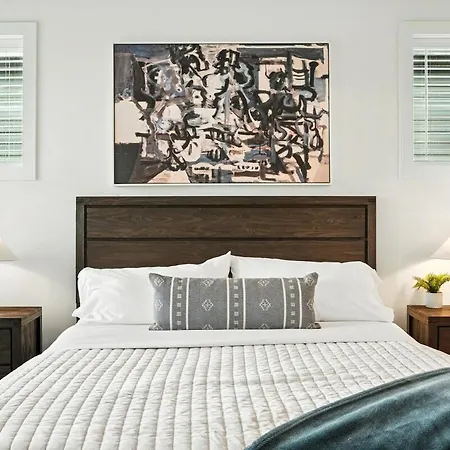 Downtown Oasis Sleeps 12 And 1 And A Half Miles To Broadway Holiday home Nashville