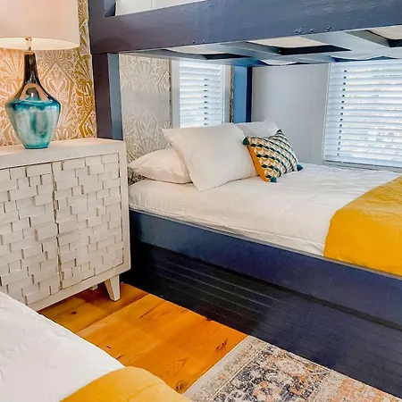 Glamorous 3 Bdr In East - Pet Friendly