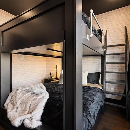 Holiday home The Hideout Icon-inspired Style & Rooftop Chill