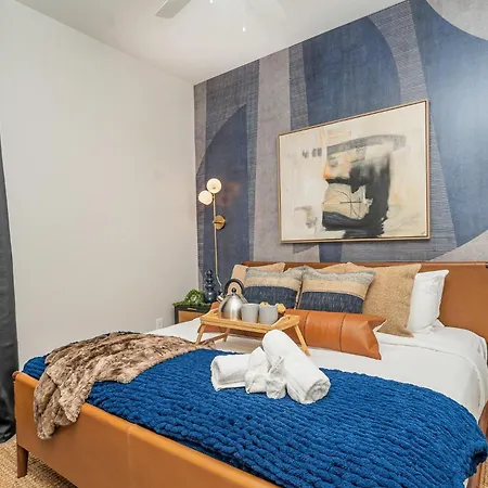 Acoustic Anthem-2 Units-pool & Gym-in Music Row Holiday home *