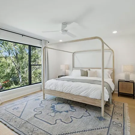 Getaway Rooftop Views & Modern Comfort