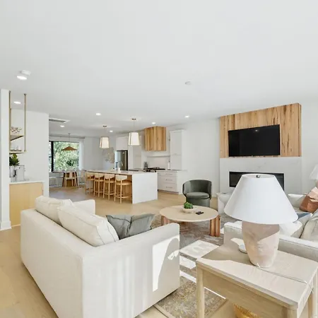 Apartment Getaway Rooftop Views & Modern Comfort
