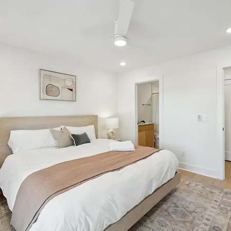 Getaway Rooftop Views & Modern Comfort