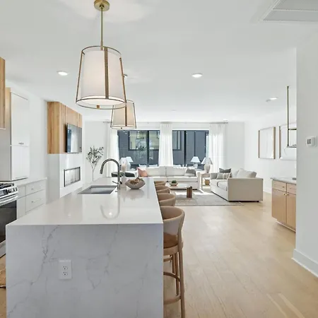 Getaway Rooftop Views & Modern Comfort *