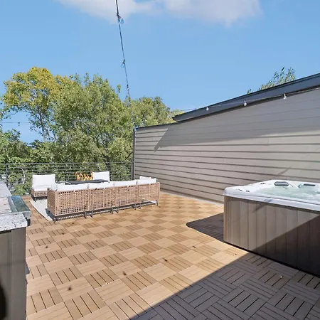 Getaway Rooftop Views & Modern Comfort Apartment *