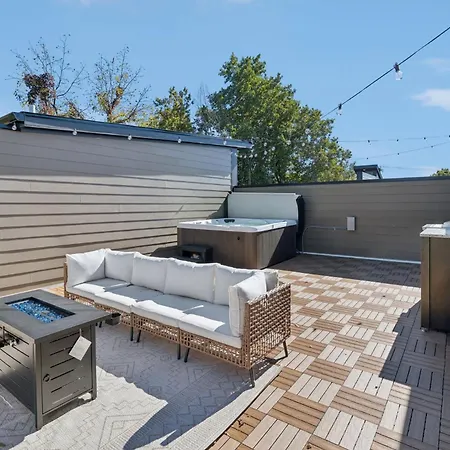 Apartment Getaway Rooftop Views & Modern Comfort Nashville
