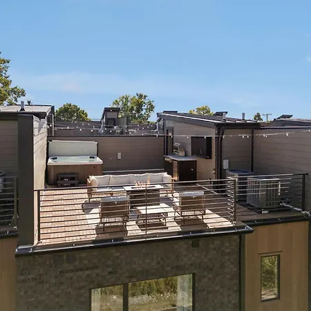 Apartment Getaway Rooftop Views & Modern Comfort