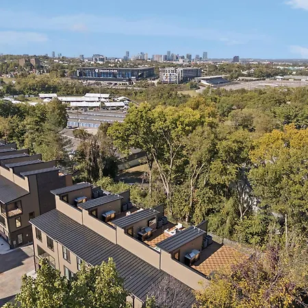Apartment Getaway Rooftop Views & Modern Comfort