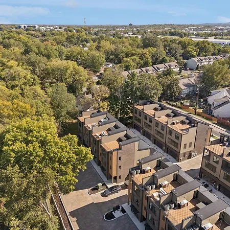 Apartment Getaway Rooftop Views & Modern Comfort *