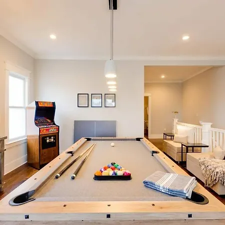 Luxe Pool Hot Tub & Game Downtown *