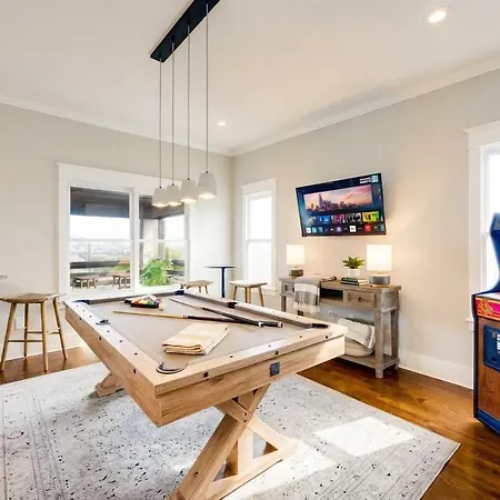 Luxe Pool Hot Tub & Game Downtown Holiday home