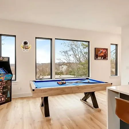 Holiday home Rooftop Deck Hot Tub & Game In