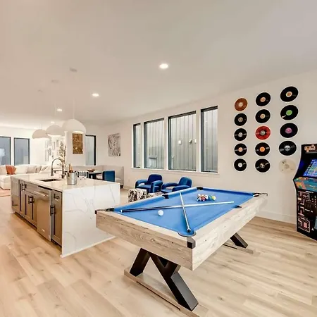 Holiday home Rooftop Deck Hot Tub & Game In *