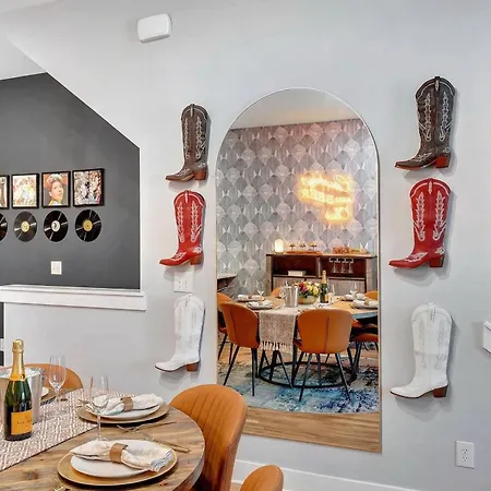 Rooftop Deck & Shuffleboard Bbq Near Downtown Holiday home *