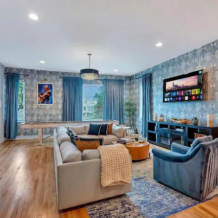 Holiday home Rooftop Deck & Shuffleboard Bbq Near Downtown *